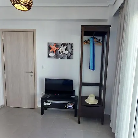 Lina'S Beachfront Apartment By Optimum Link Neoi Poroi Esterno foto